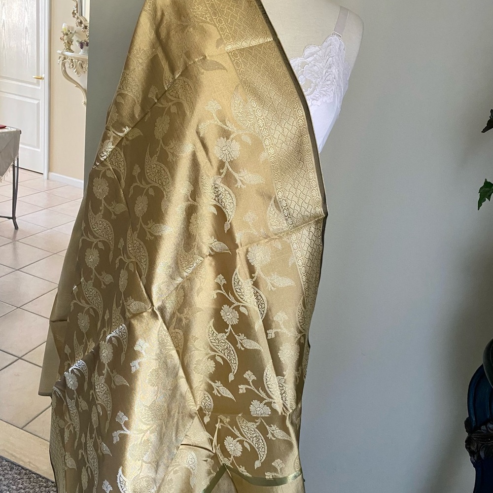 Elegant Gold Floral Jacquard Stole - Picture 3 of 5